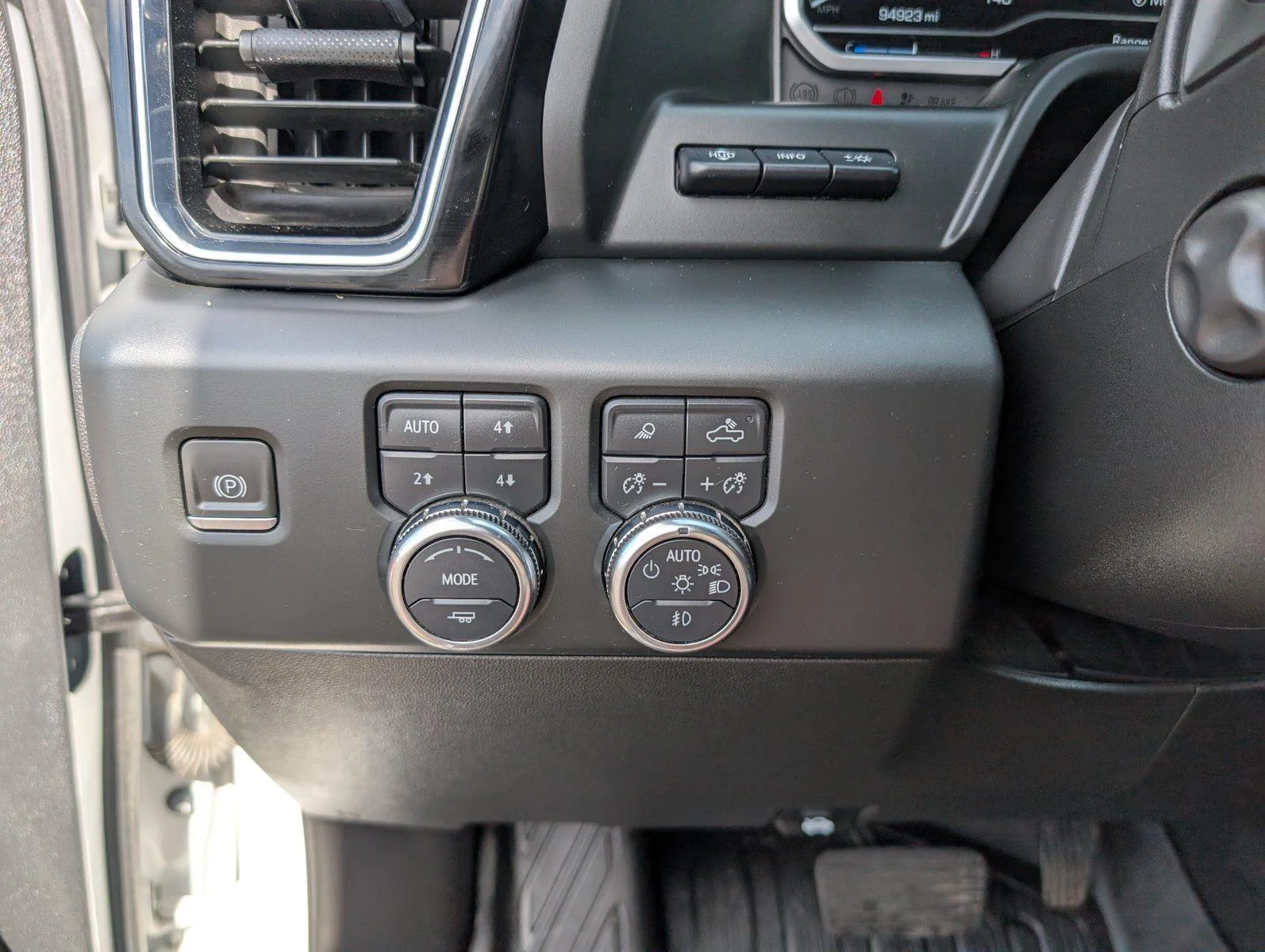 Used 2023 White Frost Tricoat GMC Denali Ultimate image 29