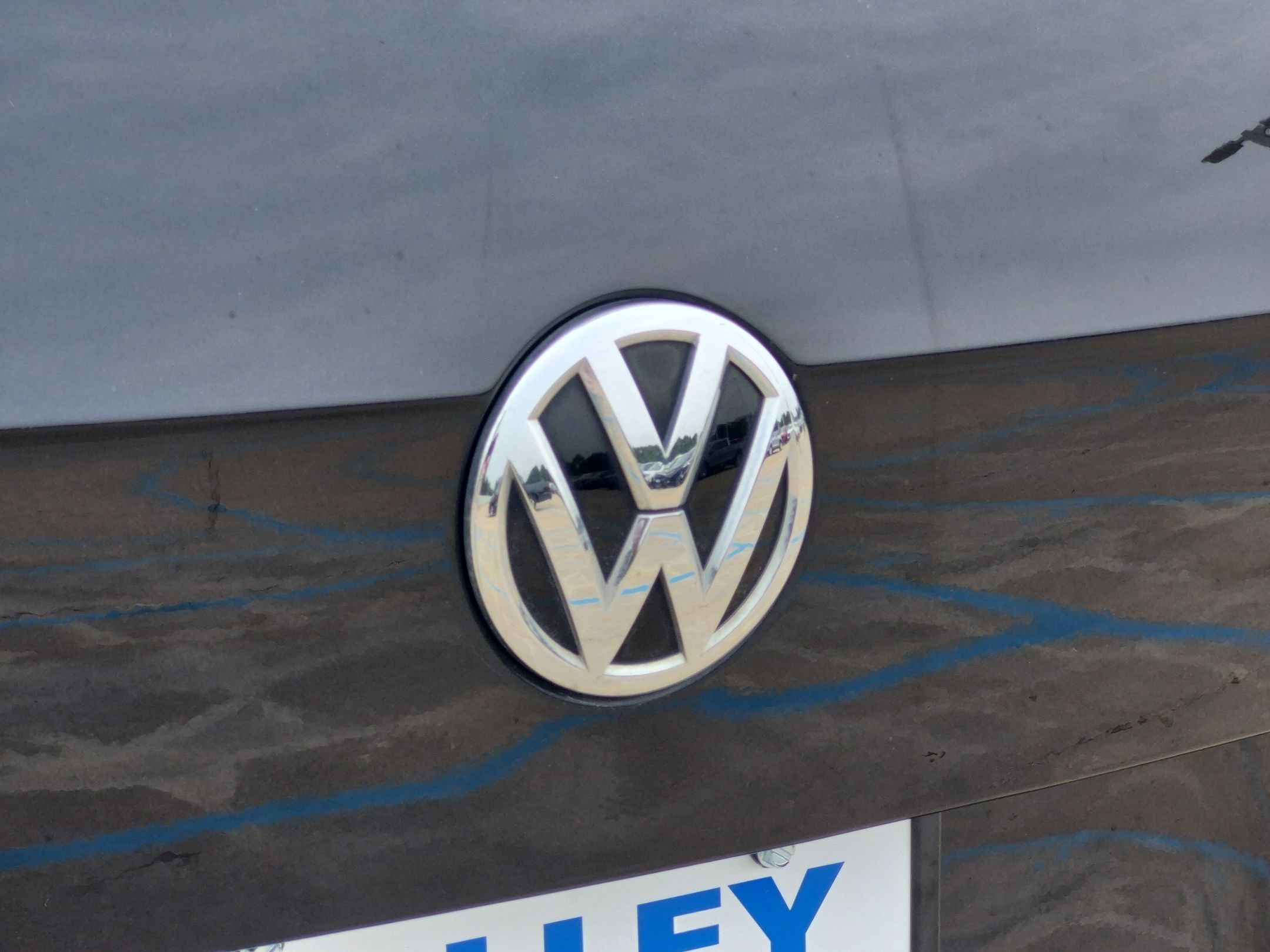 Used 2019 Deep Black Volkswagen SE image 27