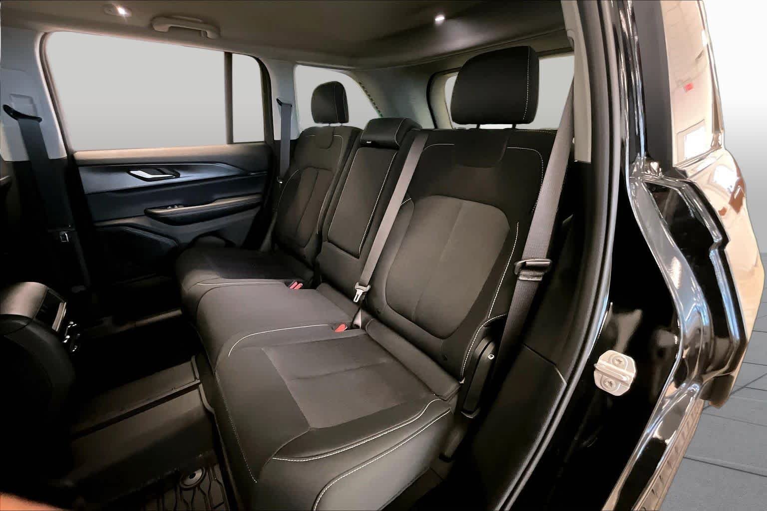 Used 2023 Diamond Black Crystal Pearlcoat Jeep Laredo image 18