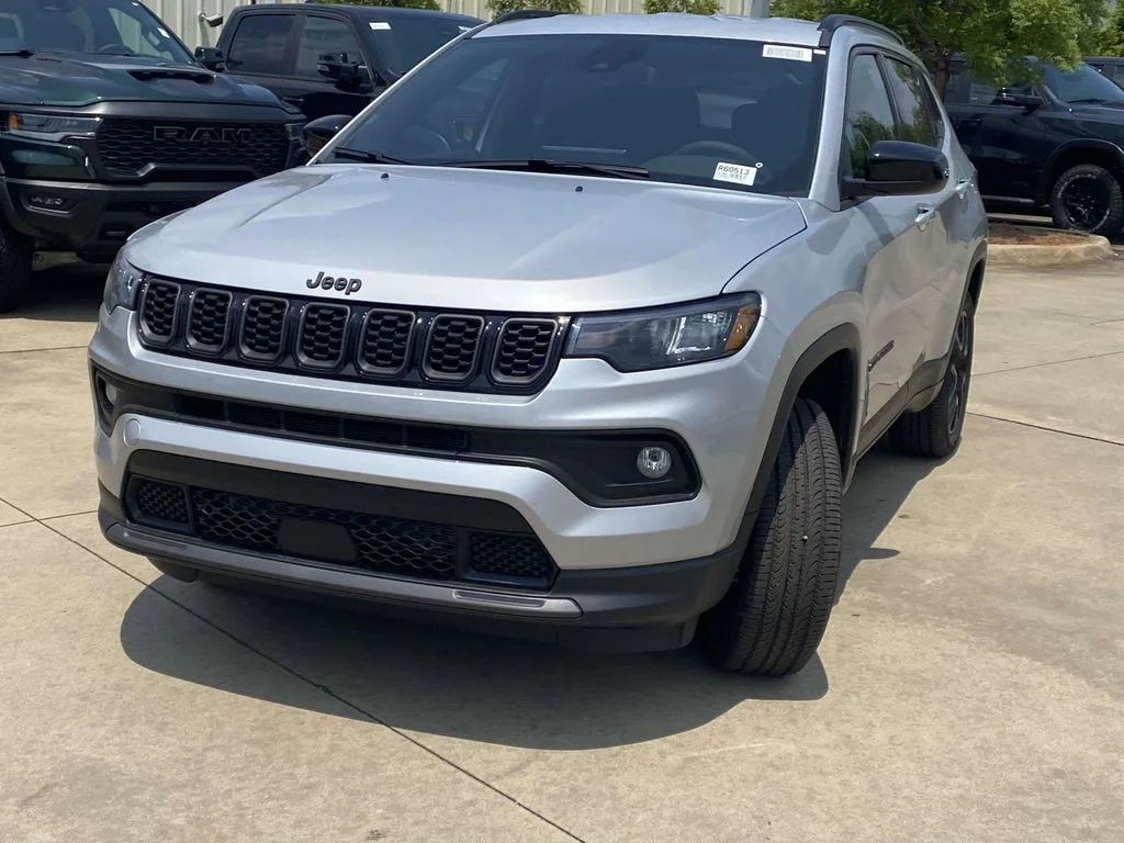 New 2026 Silver Zynith Metallic Clearcoat Jeep Latitude Altitude image 34
