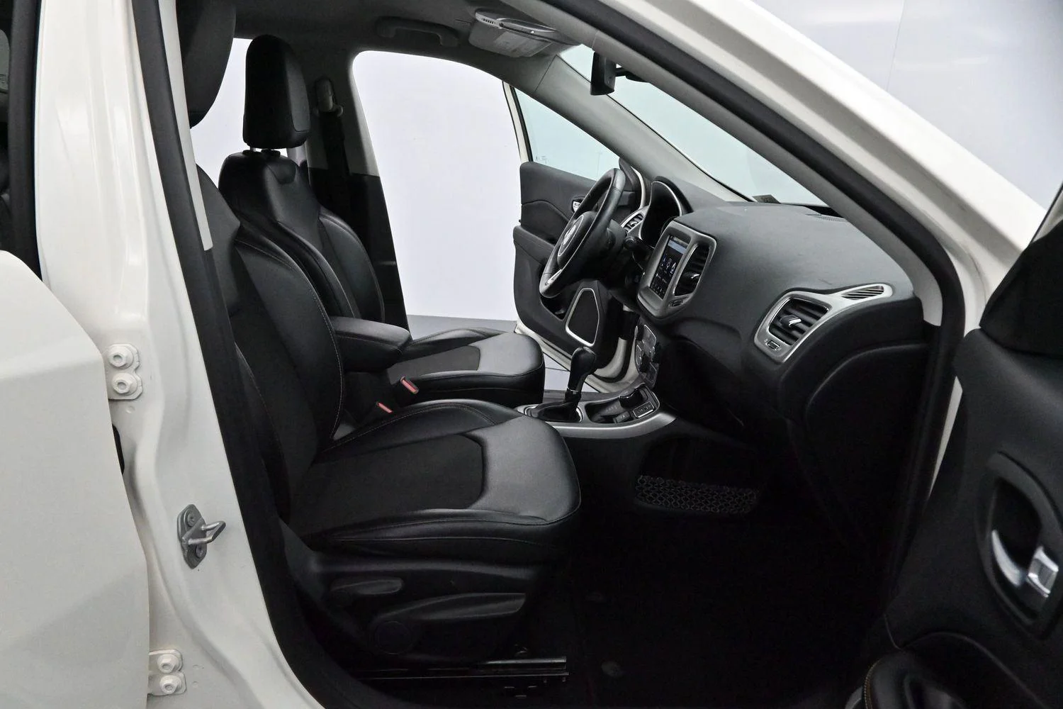 Used 2019 White Clearcoat Jeep Latitude image 28