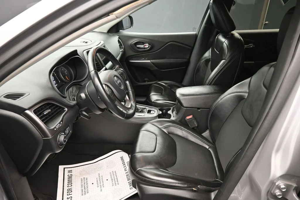 Used 2019 Silver Jeep Latitude Plus image 11