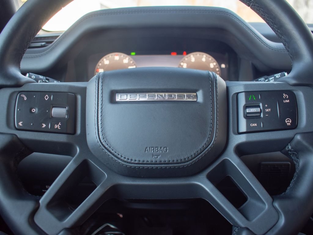 Used 2023 White Land Rover X-Dynamic SE image 15
