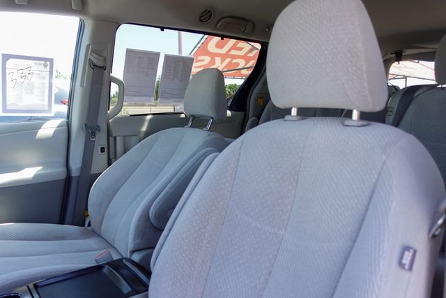 Used 2011 White Toyota LE image 23