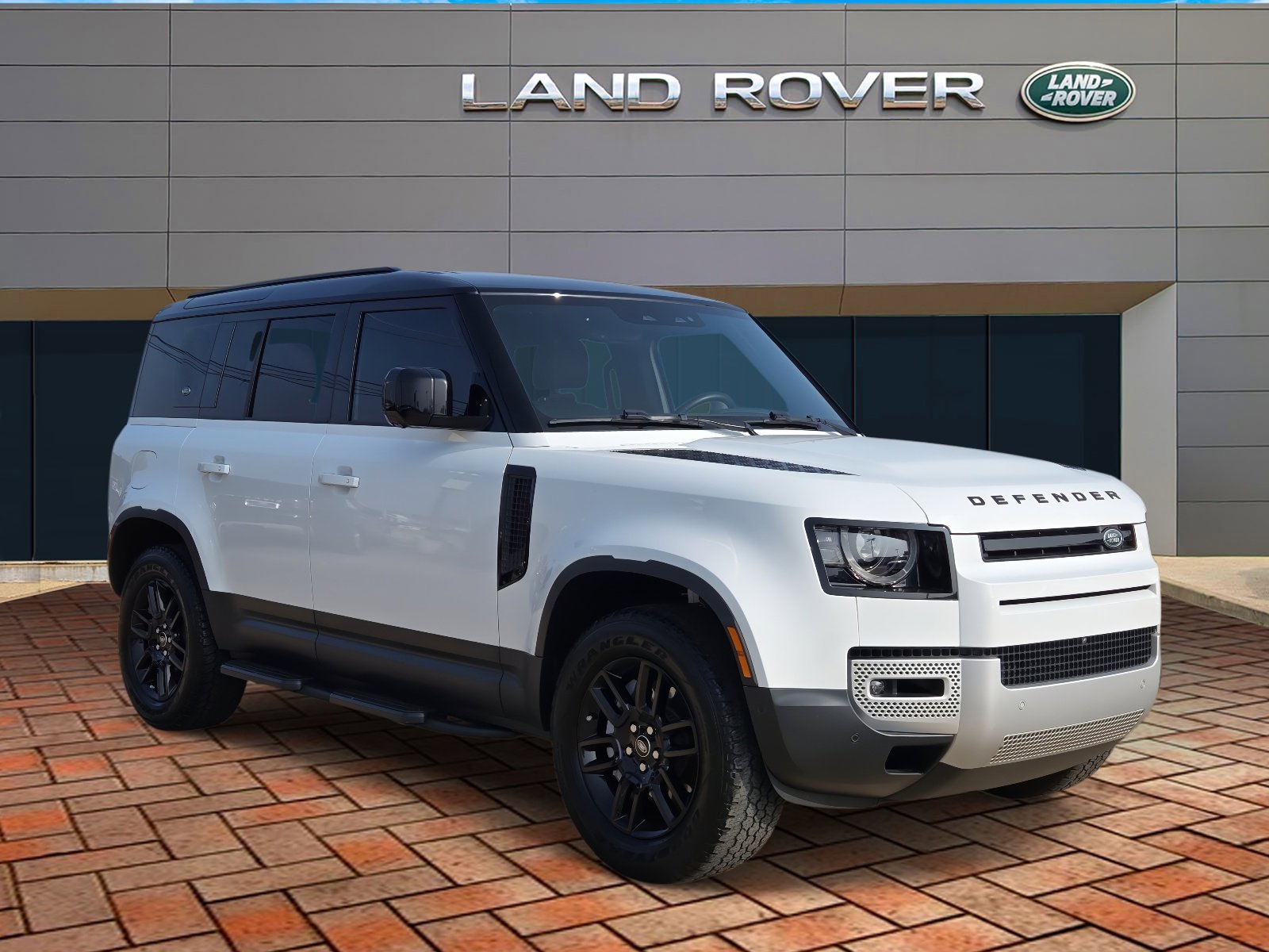 Used 2023 Fuji White Land Rover SE image 3