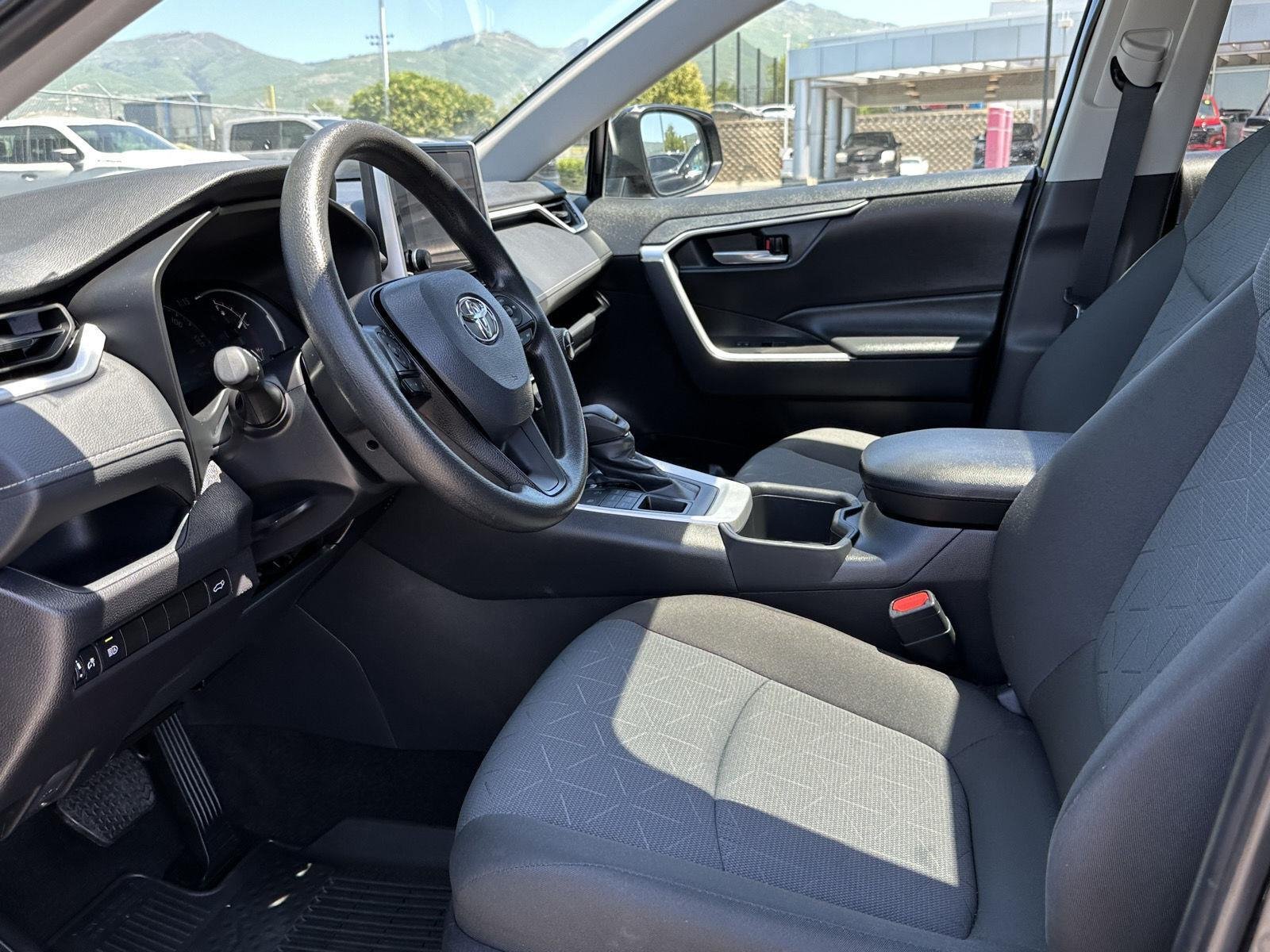 2025 Toyota RAV4 XLE - Photo 24