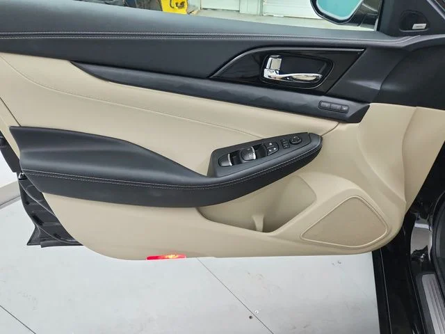 Used 2022 Black Nissan Platinum image 34