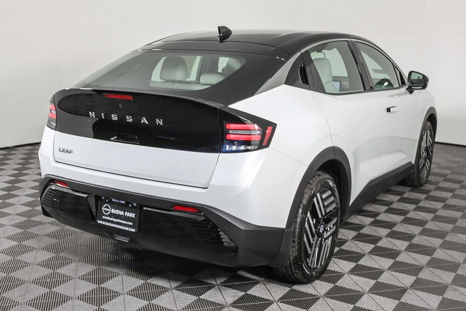 New 2026 Everest White Pearl TriCoat / Super Black Two-tone Nissan SV+ image 8