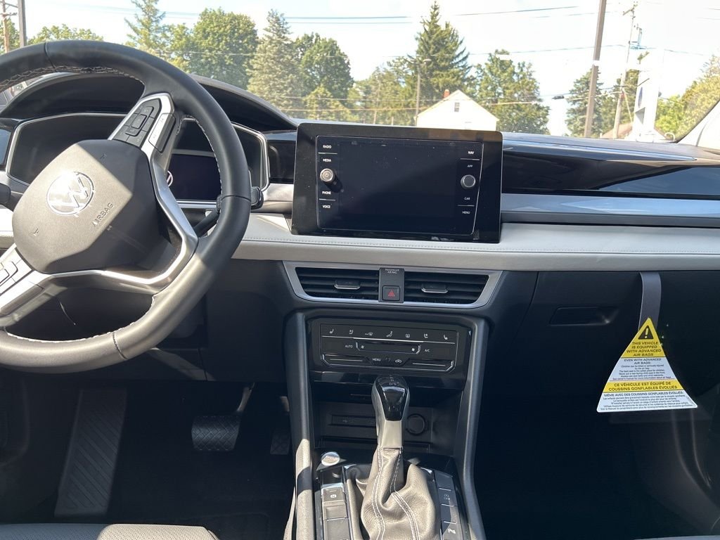 2025 Volkswagen Taos SEL - Photo 8