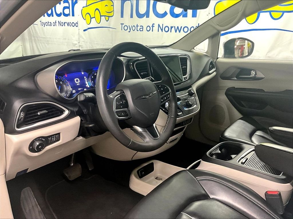 Used 2023 Silver Chrysler Touring L image 8