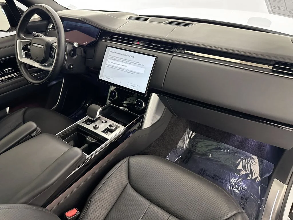 Used 2023 White Land Rover SE image 31