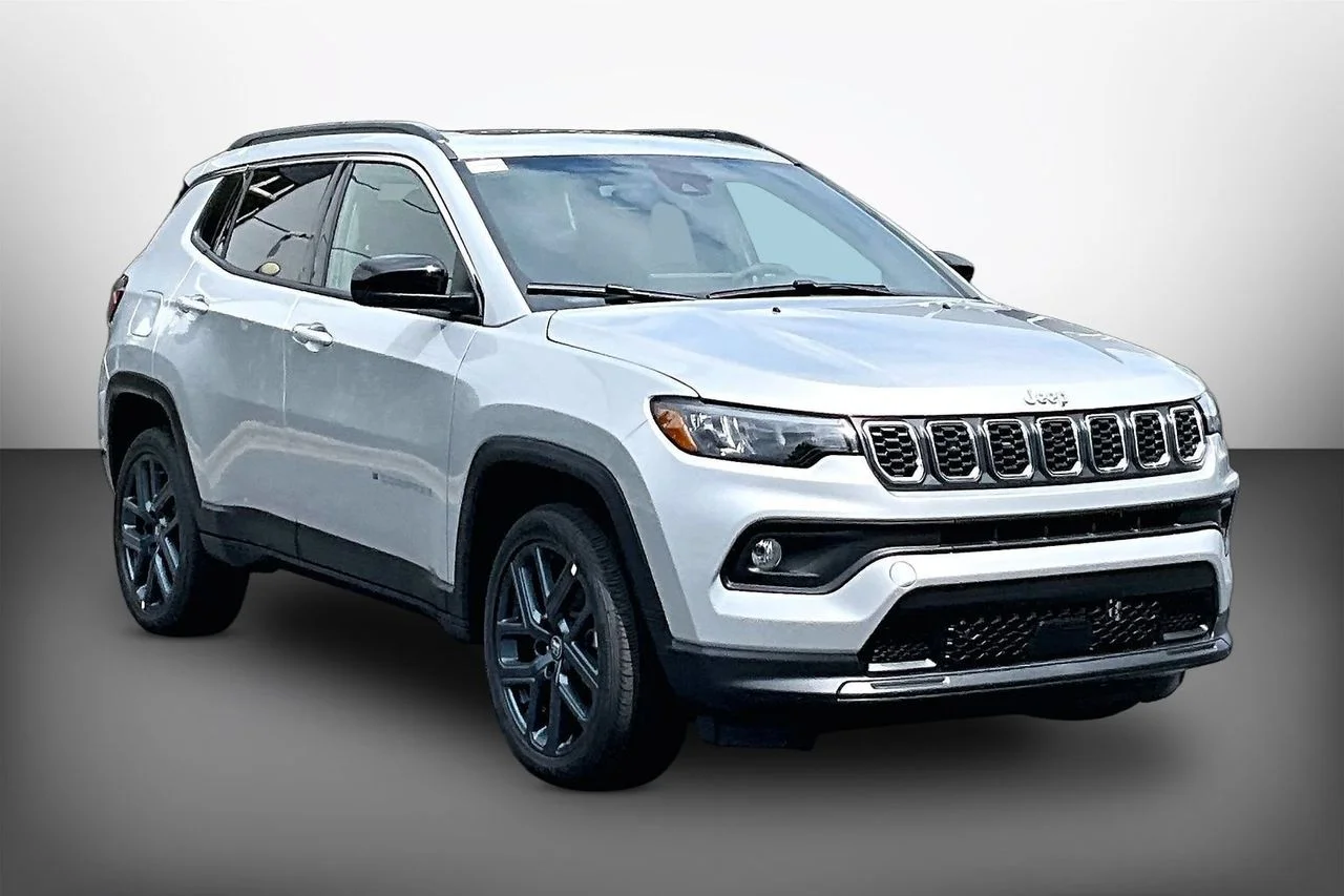 New 2026 Silver Zynith Metallic Clearcoat Jeep Latitude image 2