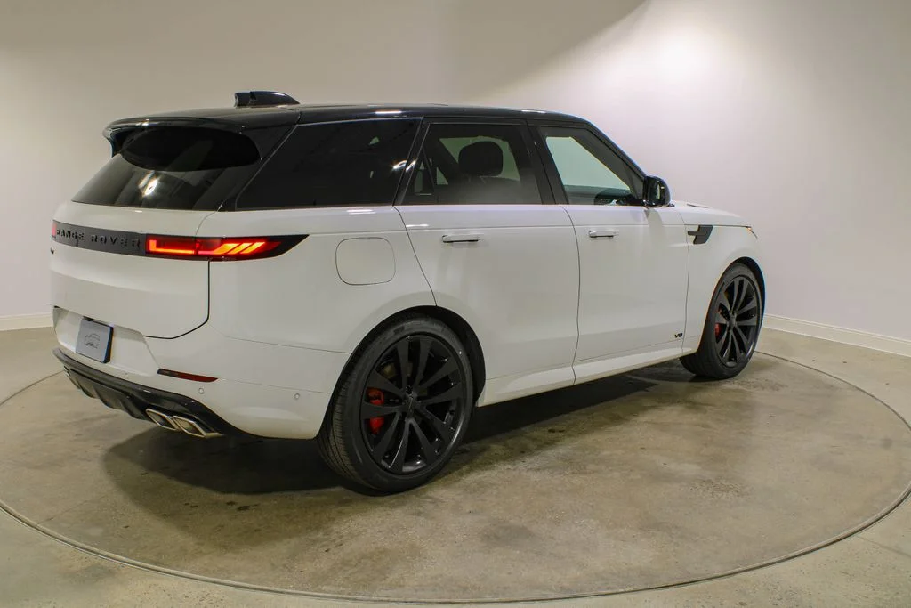 New 2026 Fuji White Land Rover Dynamic SE P530 V8 image 5