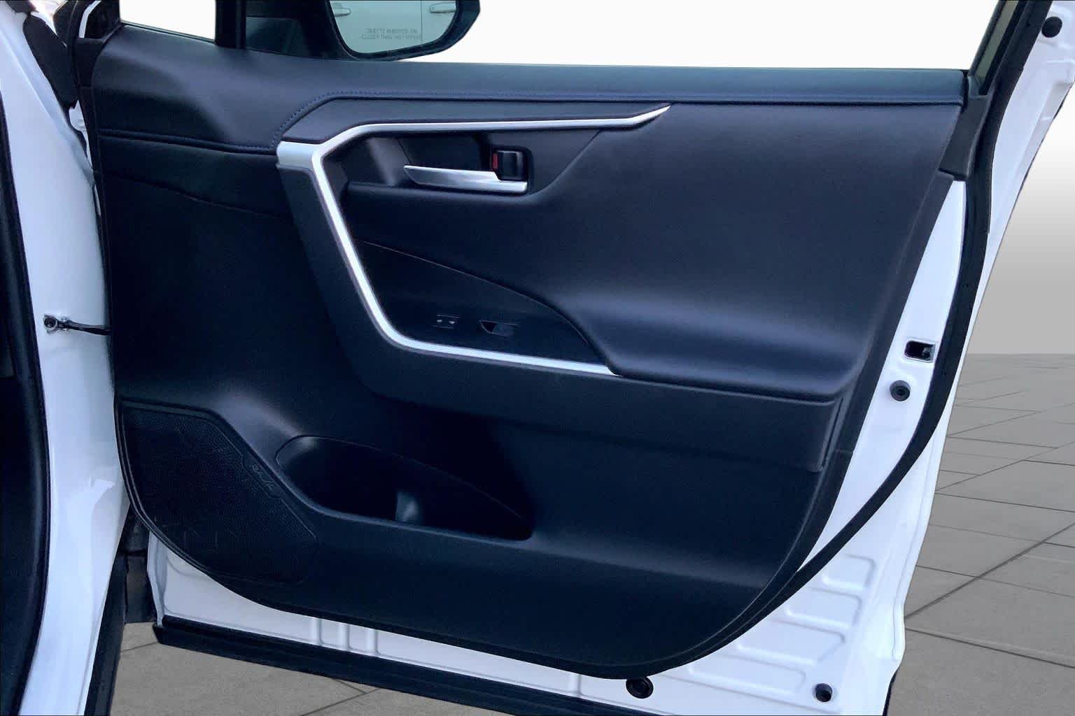 Used 2023 Wind Chill Pearl/Midnight Black Metallic Toyota Hybrid XSE image 22
