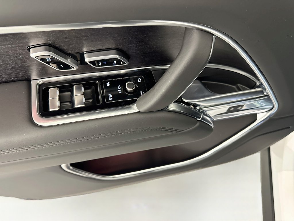 New 2027 Fuji White Land Rover SE image 18