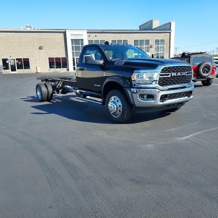 New 2024 Diamond Black Crystal Pearl-Coat Exterior Paint RAM SLT image 15