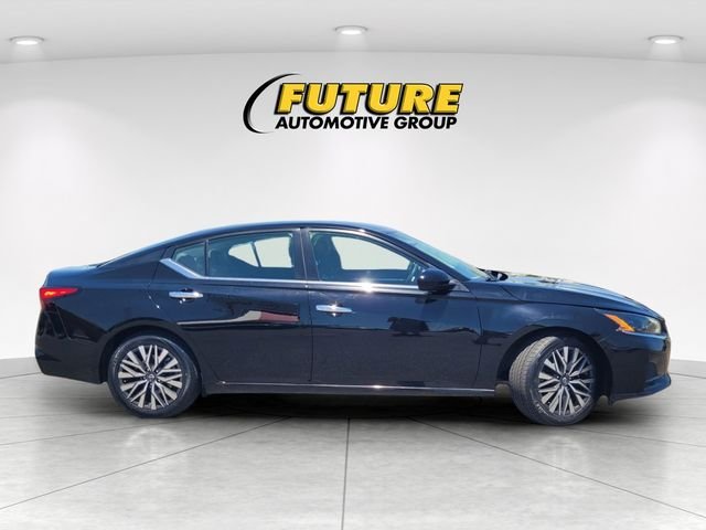 Used 2023 Black Nissan 2.5 SV image 3