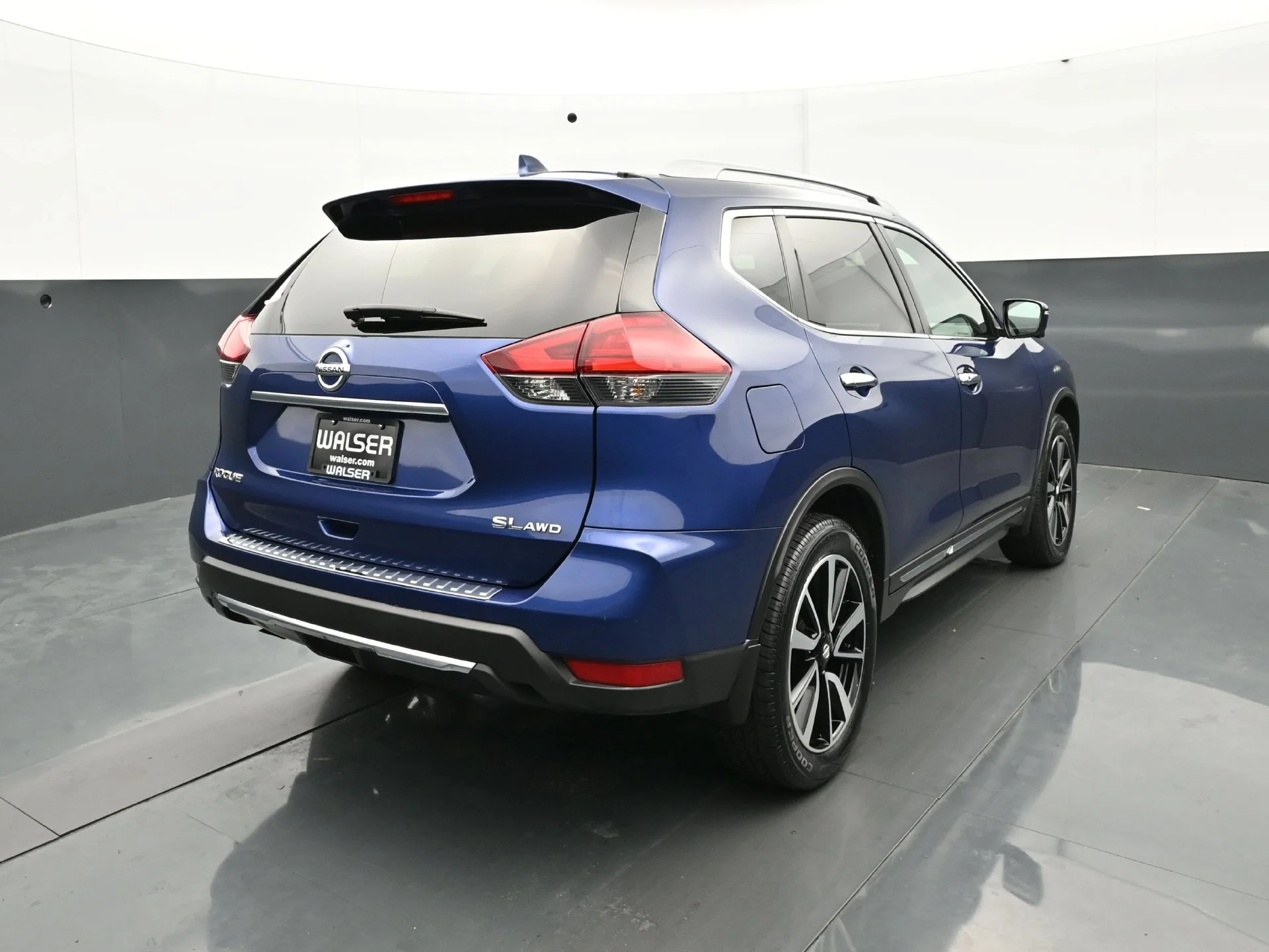 Used 2017 Caspian Blue Nissan SL image 5
