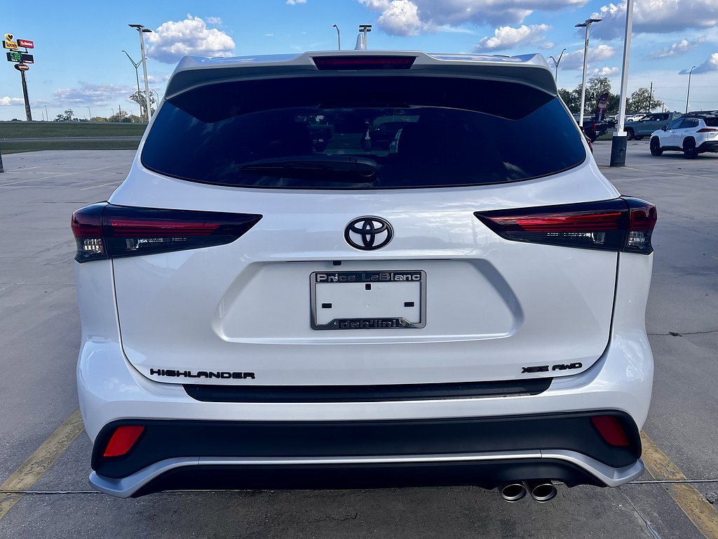 New 2026 Wind Chill Pearl <sup>1</sup> Toyota  XSE image 4