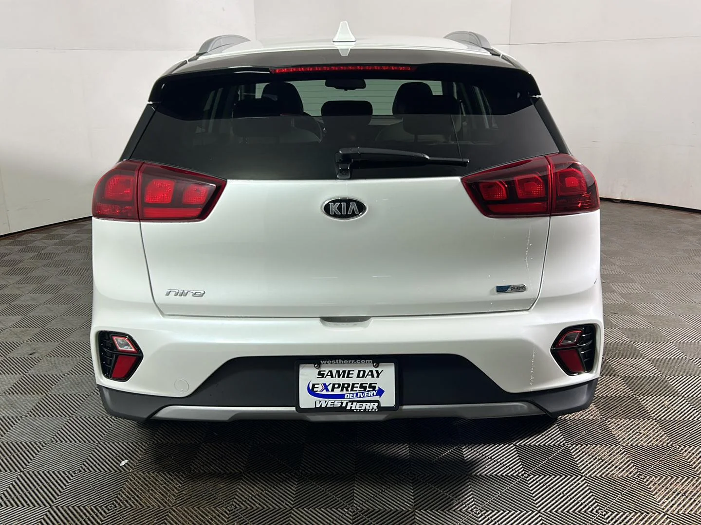 Used 2021 Snow White Pearl Kia LXS image 7