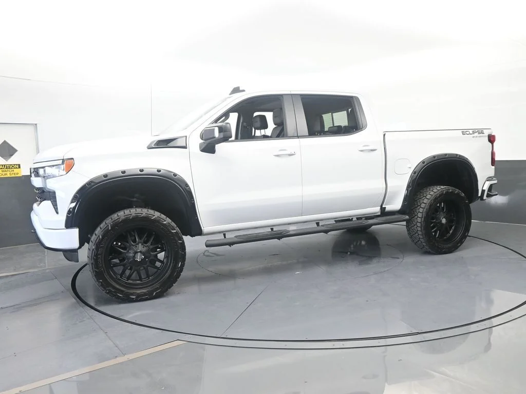 Used 2022 Summit White Chevrolet RST image 2