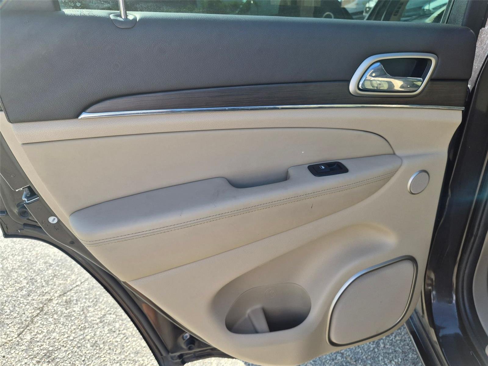 Used 2017 Walnut Brown Metallic Clearcoat Jeep Overland image 23
