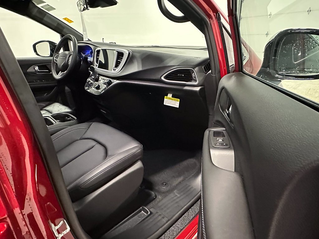 Used 2027 Red Chrysler Wheelchair Accessible-LX image 29