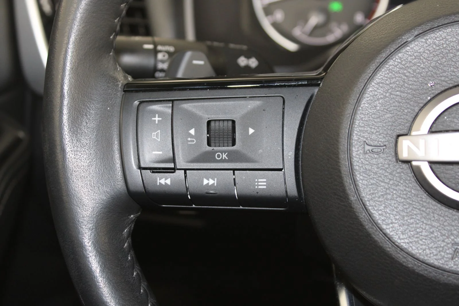 Used 2023 Gray Nissan SL image 25