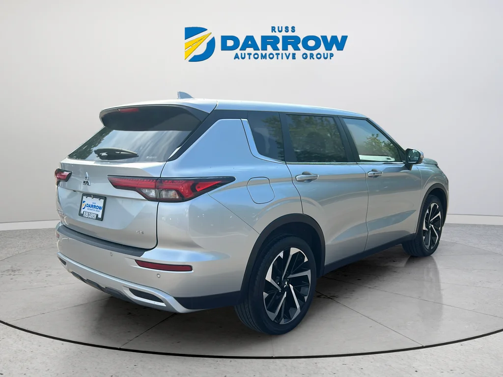 Used 2024 Silver Mitsubishi SE image 5