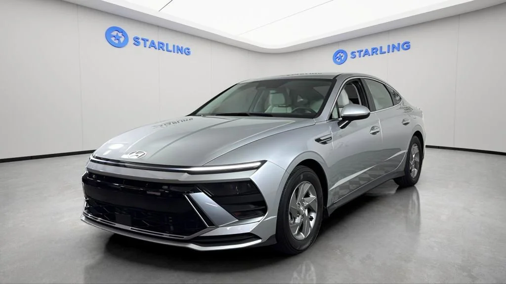 Used 2025 Silver Hyundai SE image 2
