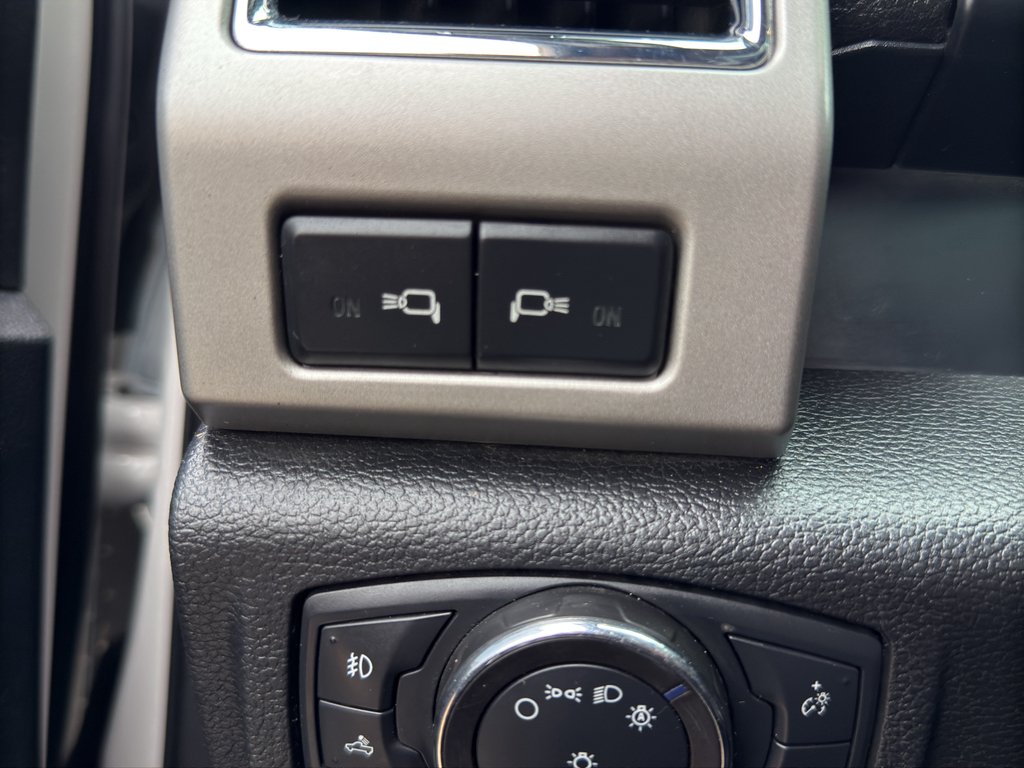 Used 2018 White Platinum Metallic Tri-Coat Ford LARIAT image 19