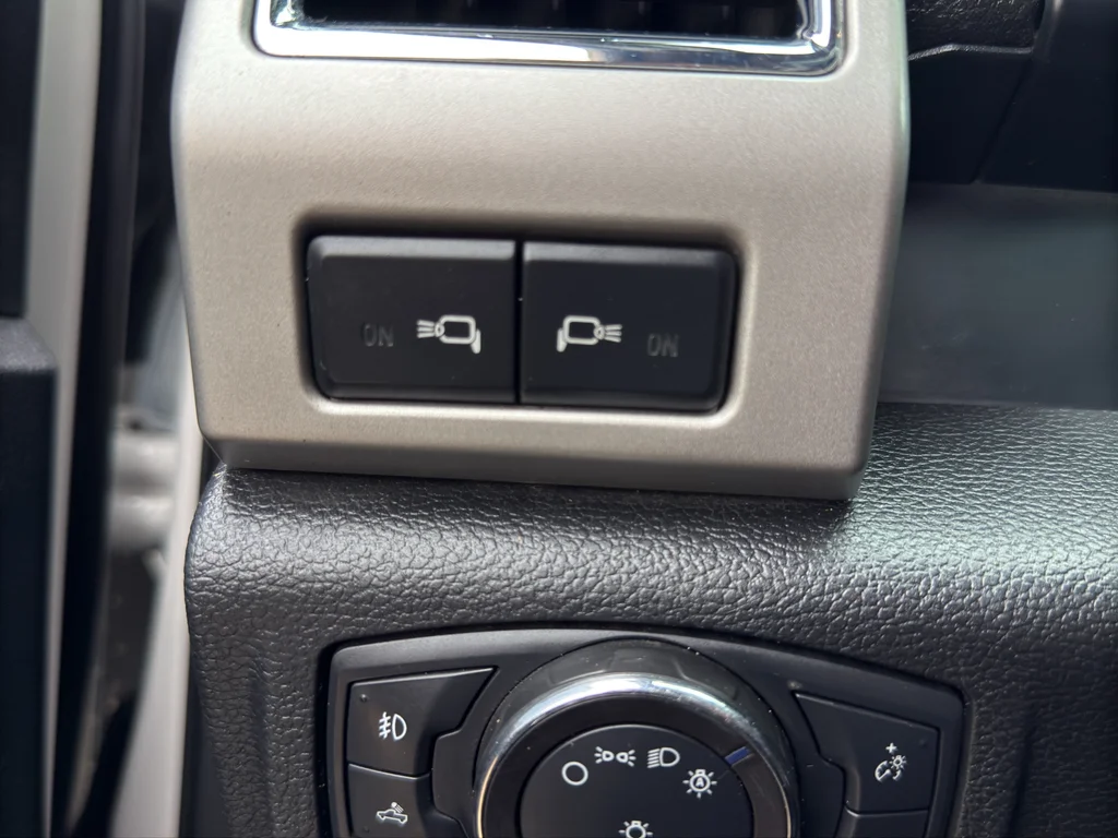 Used 2018 White Platinum Metallic Tri-Coat Ford LARIAT image 19