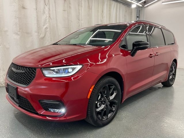 New 2026 Red Hot Pearl-Coat Exterior Paint Chrysler Select image 4