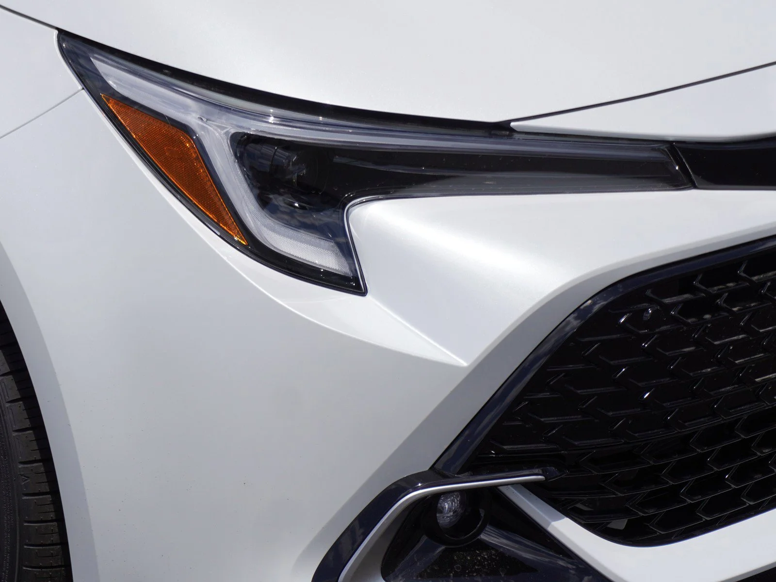 New 2026 Wind Chill Pearl/Midnight Black Metallic Toyota XSE image 3