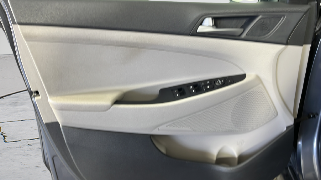 Used 2016 Grey Hyundai SE image 13