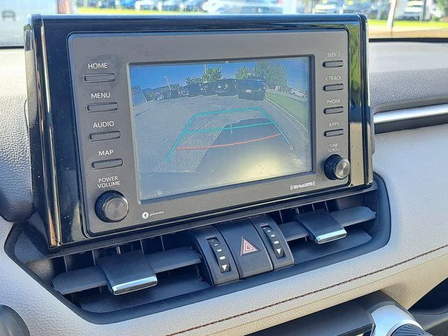 Certified Used 2020  Toyota XLE Premium image 17