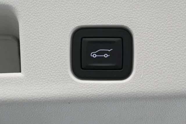Used 2025 White Frost Tricoat Buick Avenir image 25