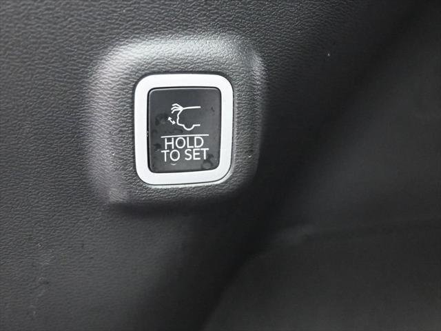 New 2026 Bright White Clear-Coat Exterior Paint Jeep Limited image 12