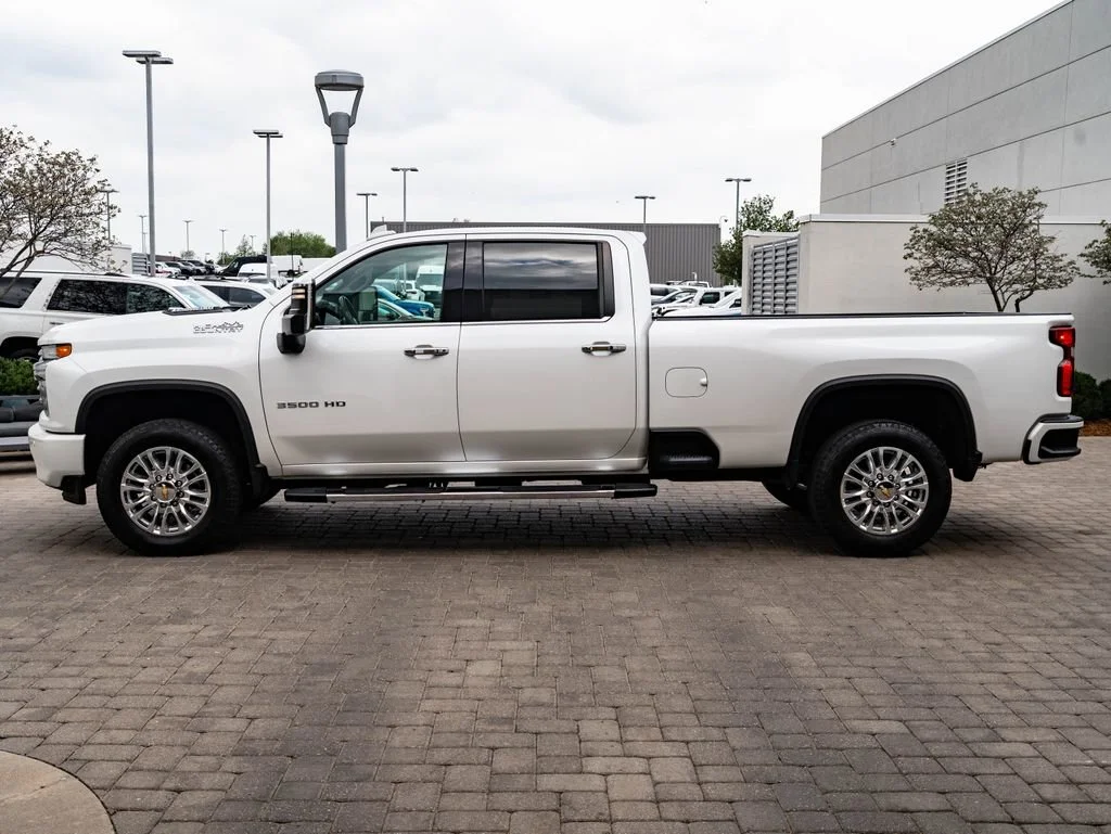 Used 2022 Iridescent Pearl Tricoat Chevrolet High Country image 5