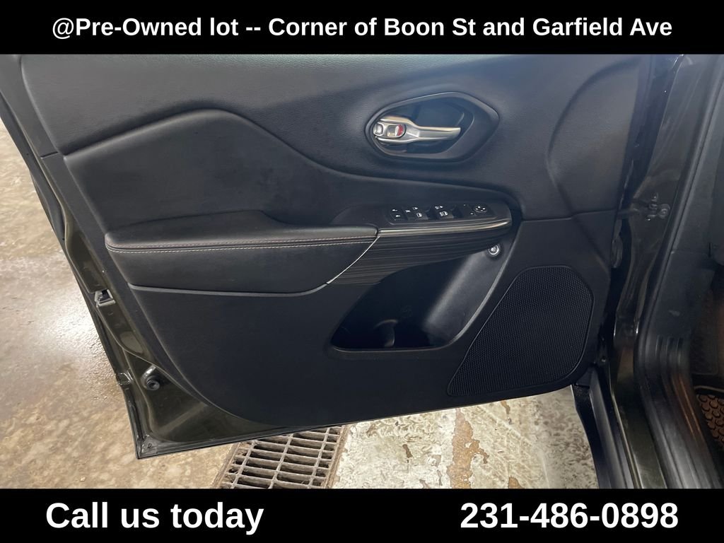 Used 2017 Green Jeep Latitude image 15