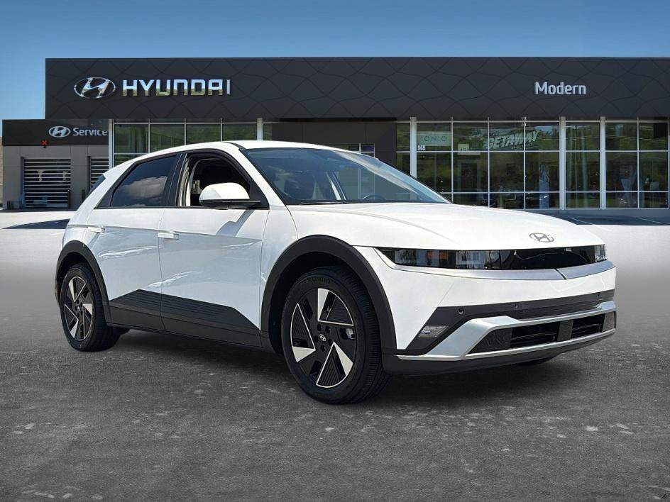 Used 2025 Atlas White Hyundai SE Standard Range image 3