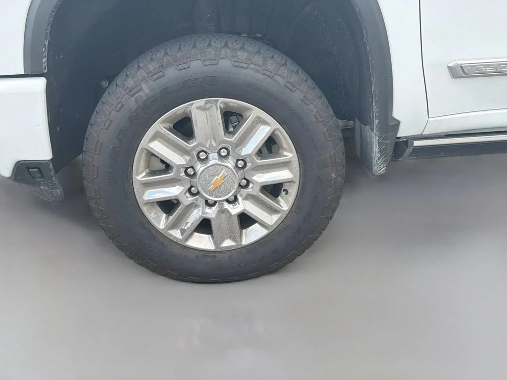 Used 2026 Summit White Chevrolet High Country image 33