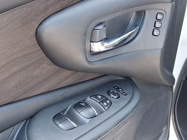 Used 2020 White Nissan Platinum Intelligent AWD image 29