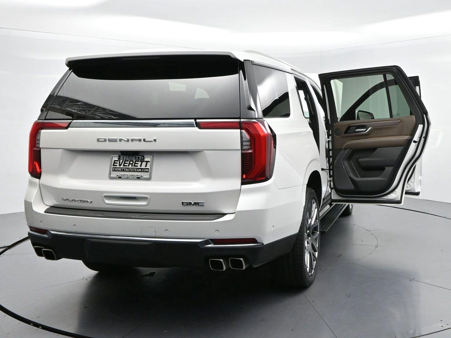 Used 2025 White Frost Tricoat GMC Denali Ultimate image 44