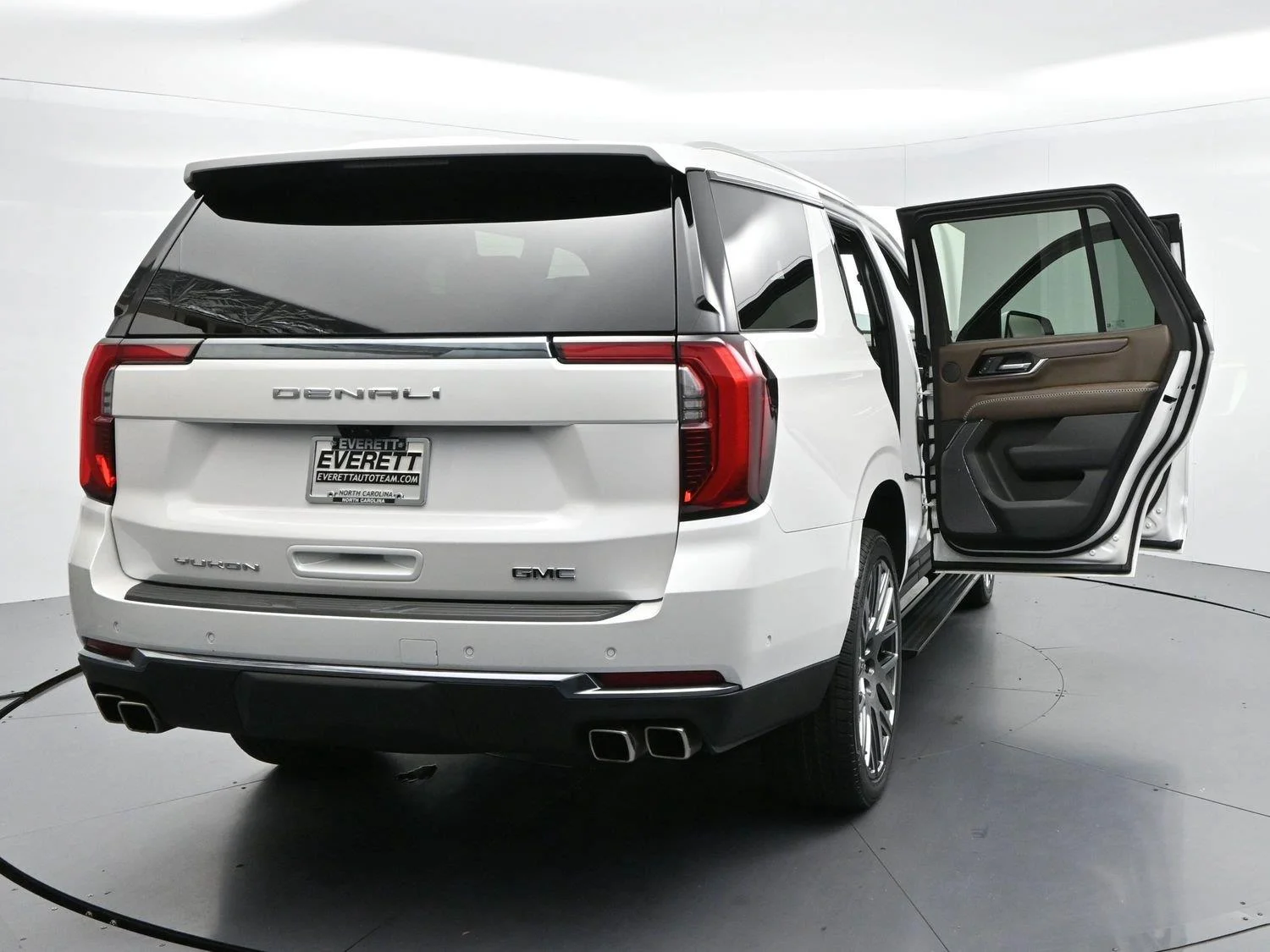 Used 2025 White Frost Tricoat GMC Denali Ultimate image 44