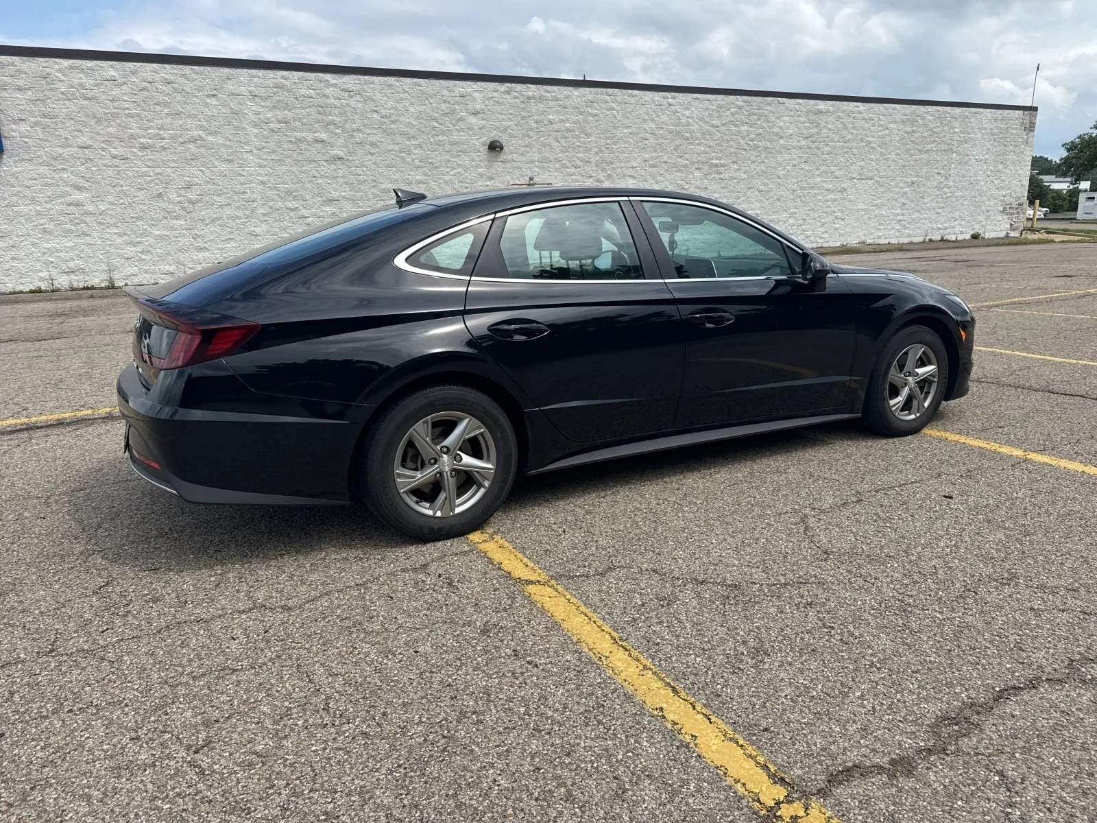 Used 2023 Onyx Black Hyundai SE image 24