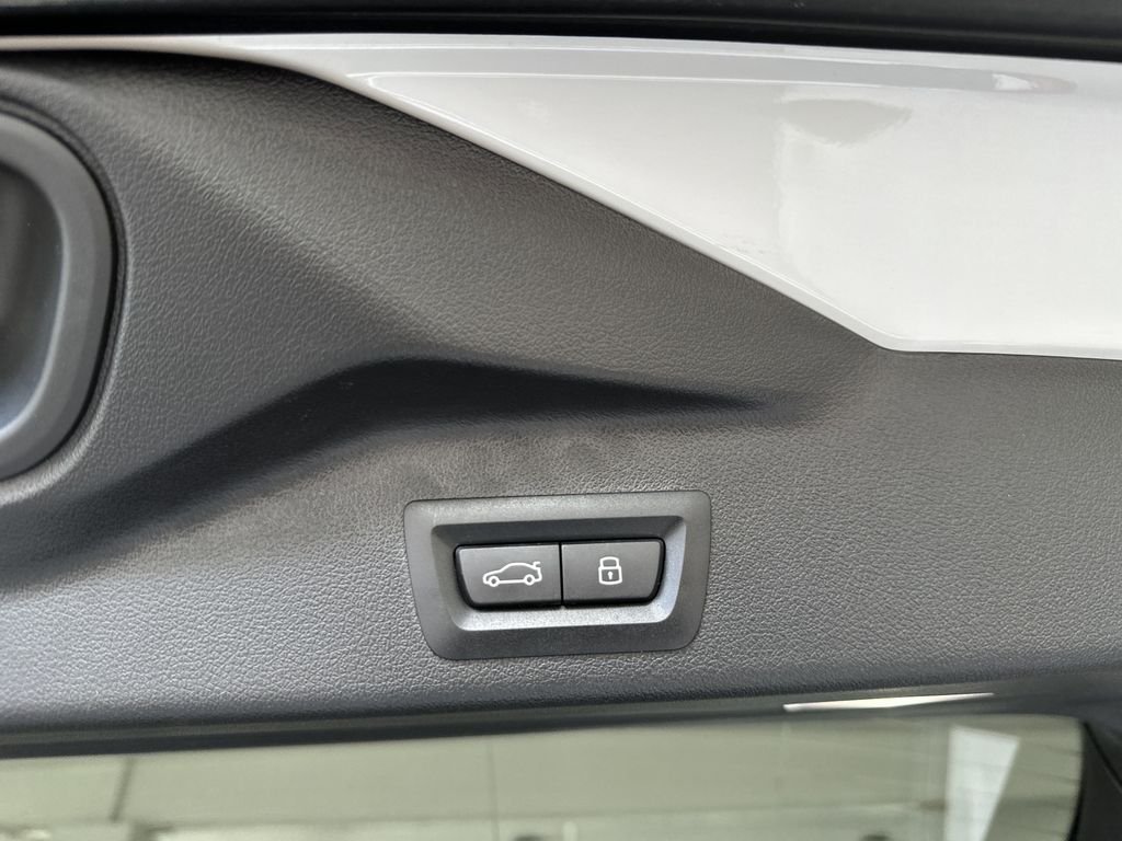 Used 2024 White BMW xDrive40i image 32