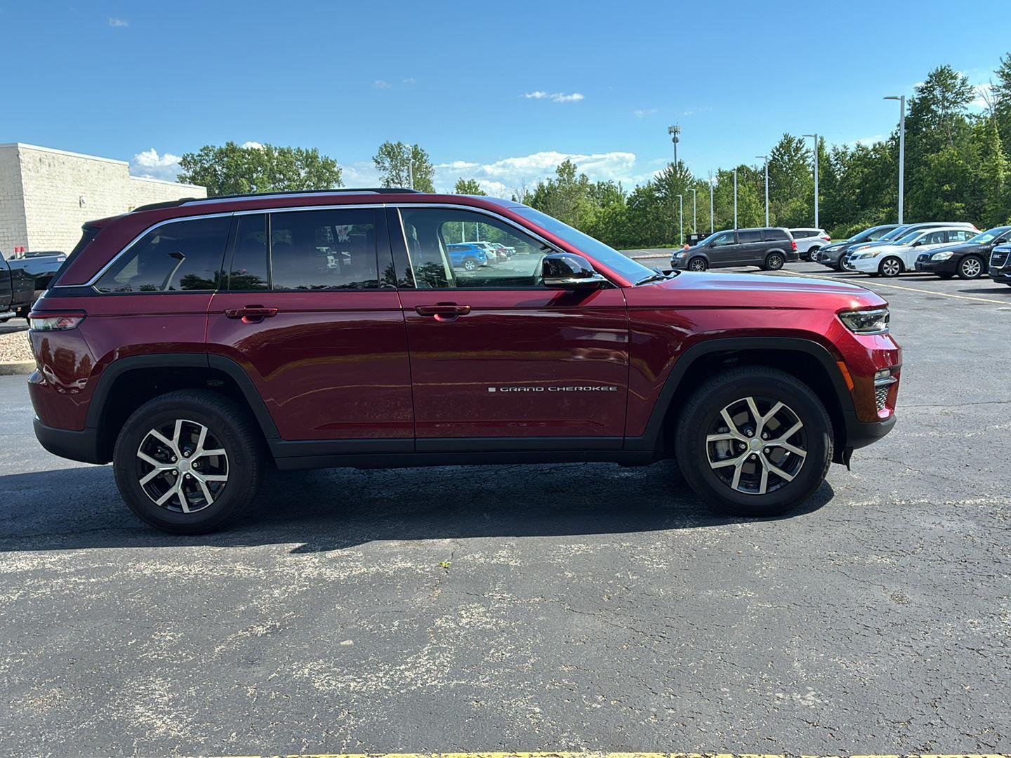 Used 2023  Jeep  image 15