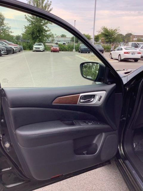 Used 2018 Midnight Pine Nissan Platinum image 17