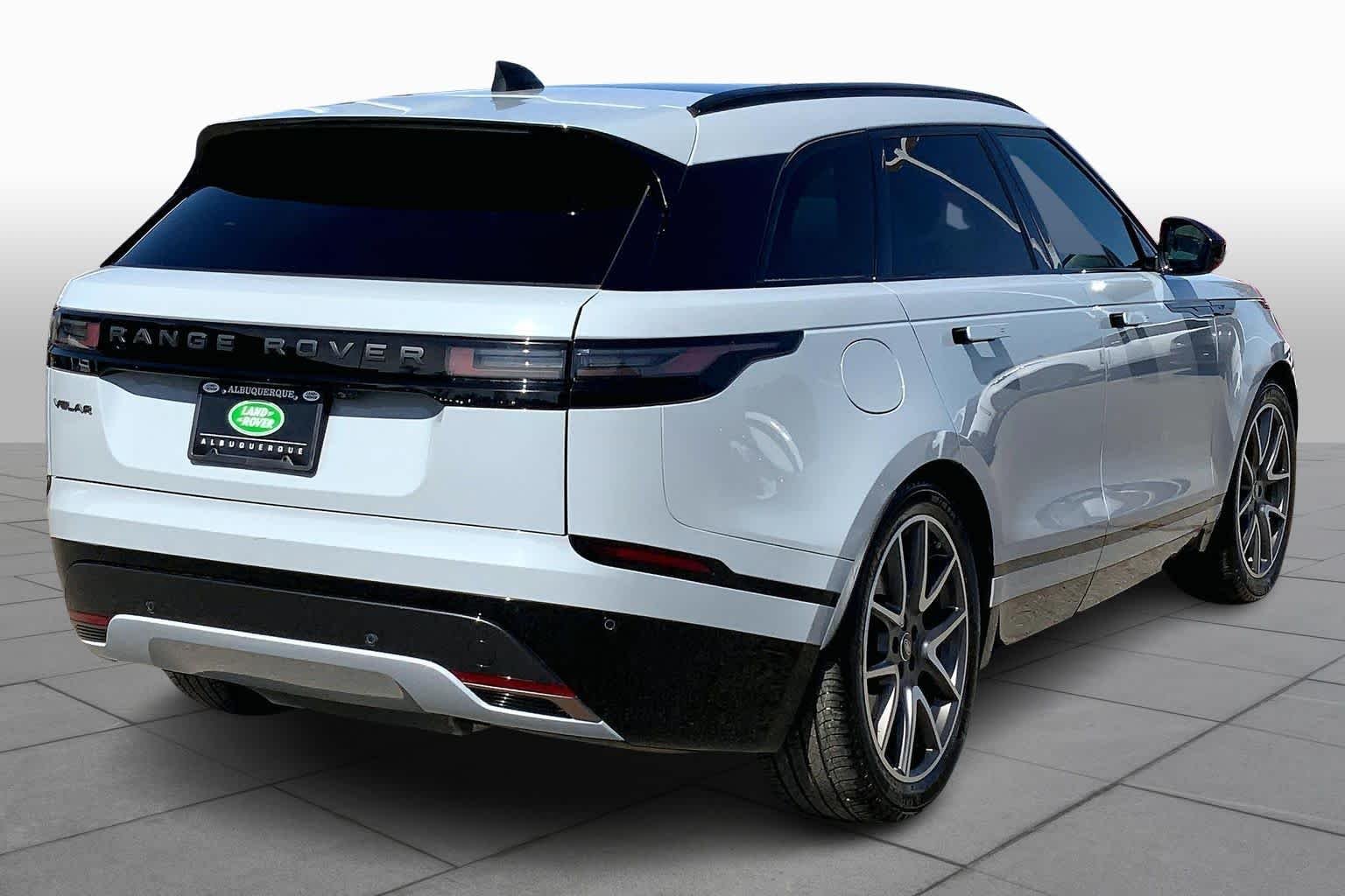 Certified Used 2025 Arroios Grey Metallic Land Rover Dynamic SE image 11